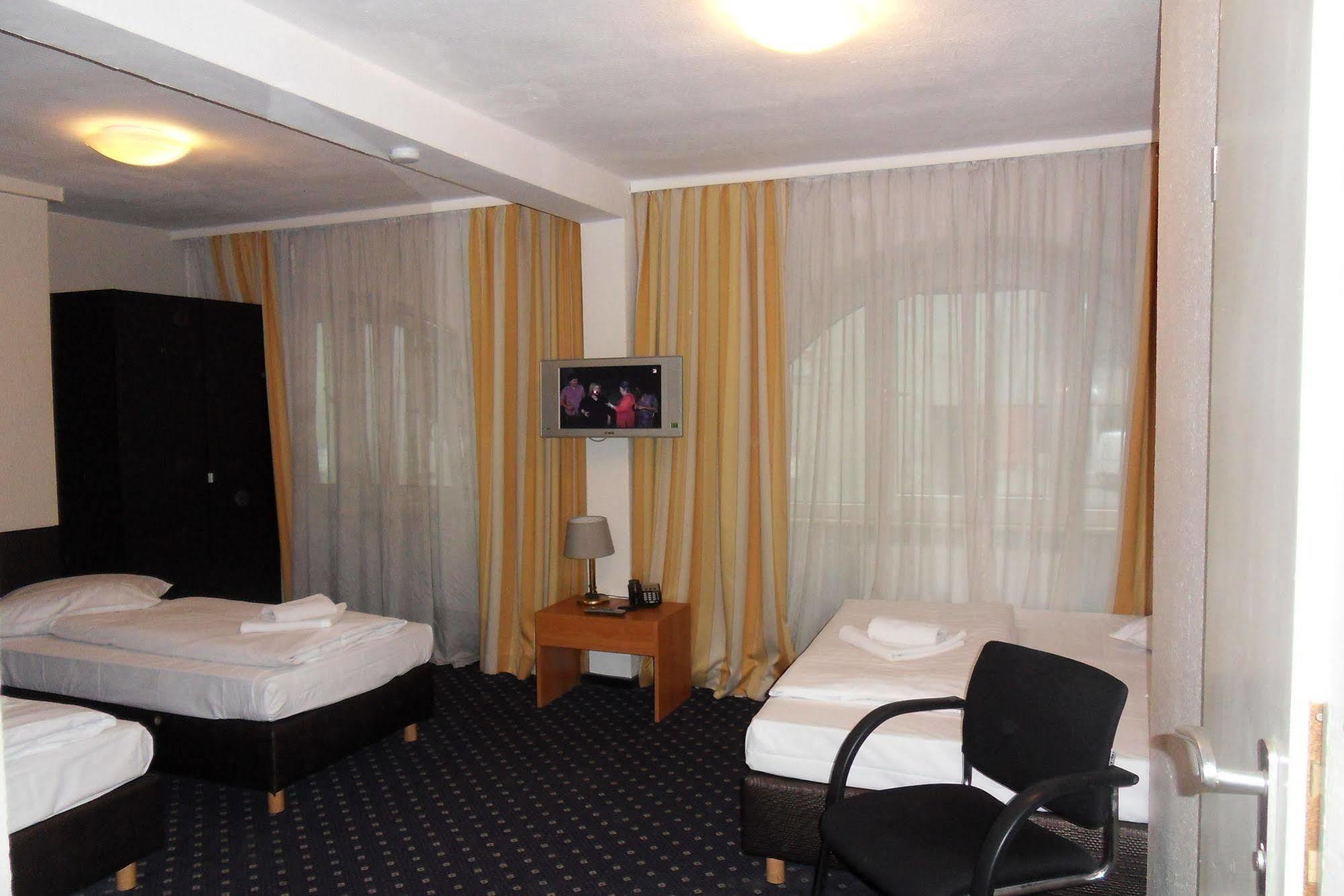 Carlton Hotel Франкфурт на Майн Екстериор снимка