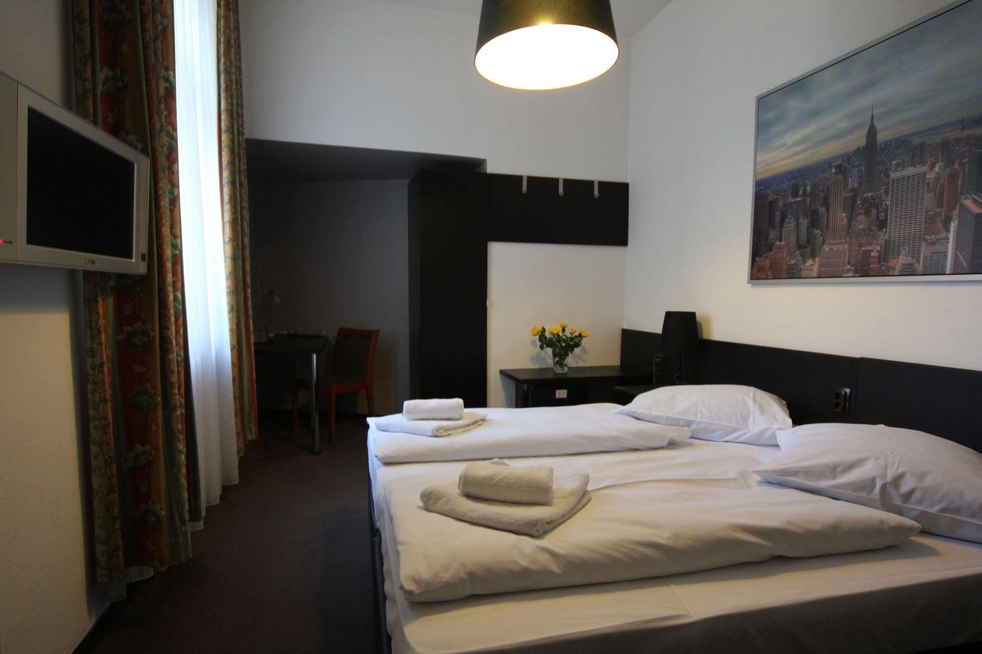 Carlton Hotel Франкфурт на Майн Екстериор снимка