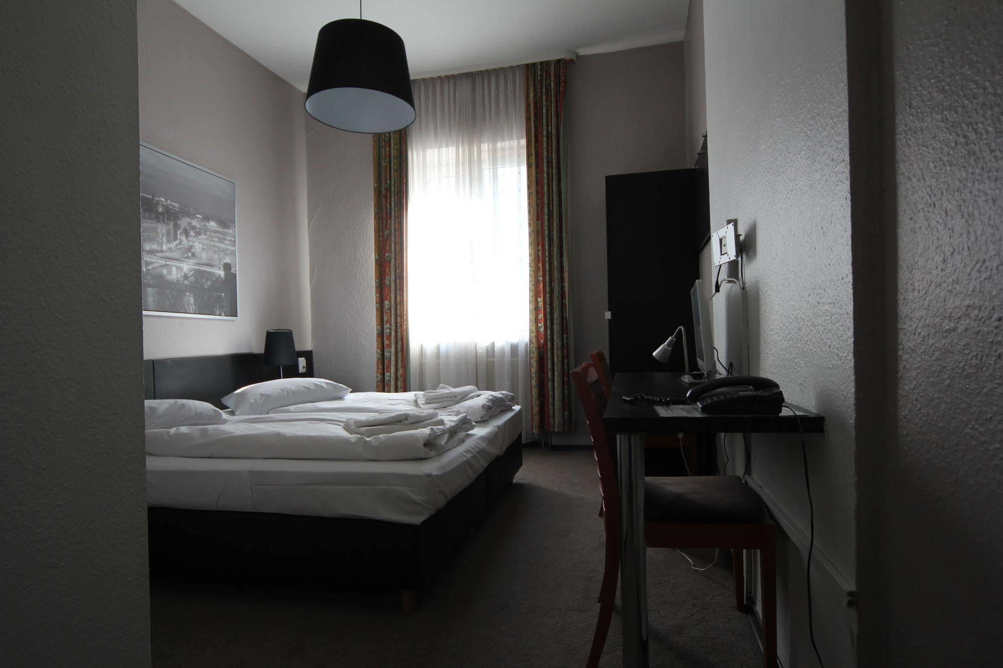 Carlton Hotel Франкфурт на Майн Екстериор снимка